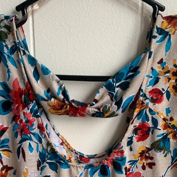 Full Tilt Scoop Neck & Back T-Shirt with Floral Pattern & Back Strap Detailing - Picture 4 of 5